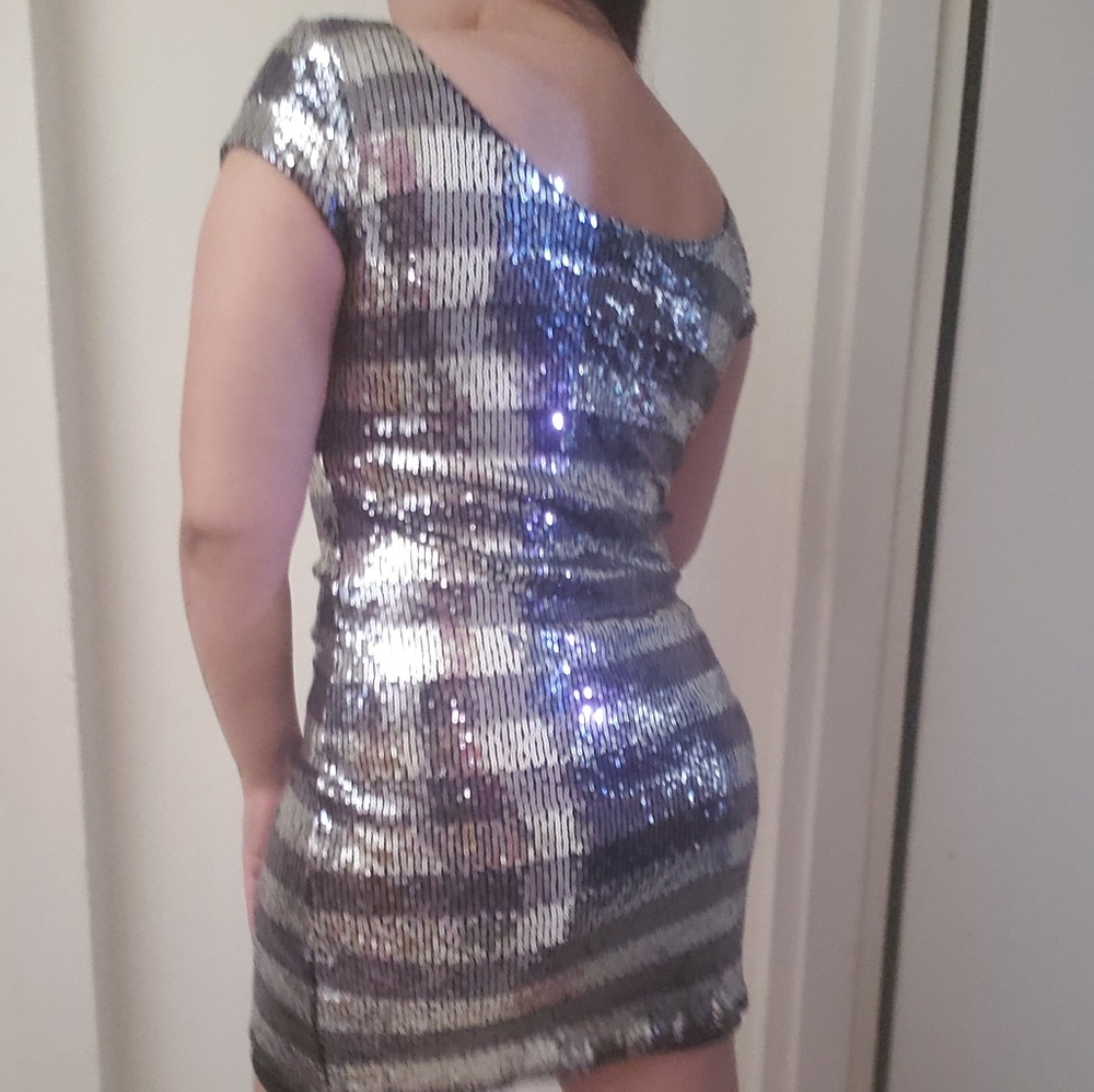 Dress - Picture 3 of 4